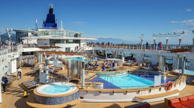 Shizuoka, Japonya 'daki Shimizu limanında tekne güvertesi manzarası