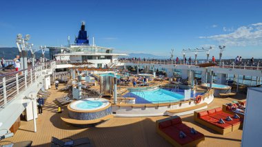 Shizuoka, Japonya 'daki Shimizu limanında tekne güvertesi manzarası