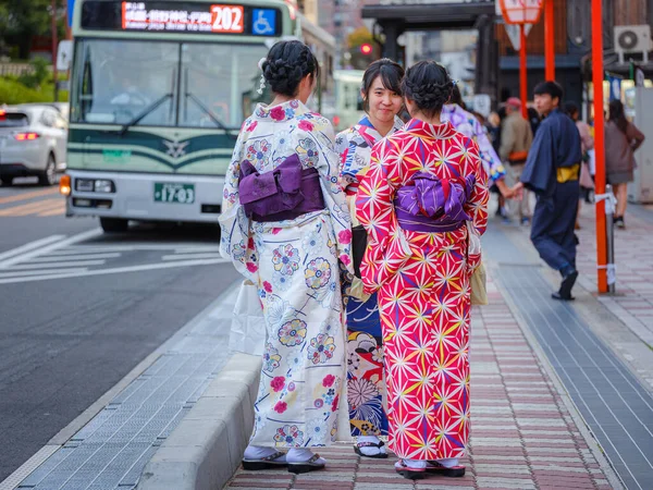 Japonští Turisté Národní Kostýmy Chodí Ulicích Kjóta Japonsku Arashiyama Oblíbenou — Stock fotografie