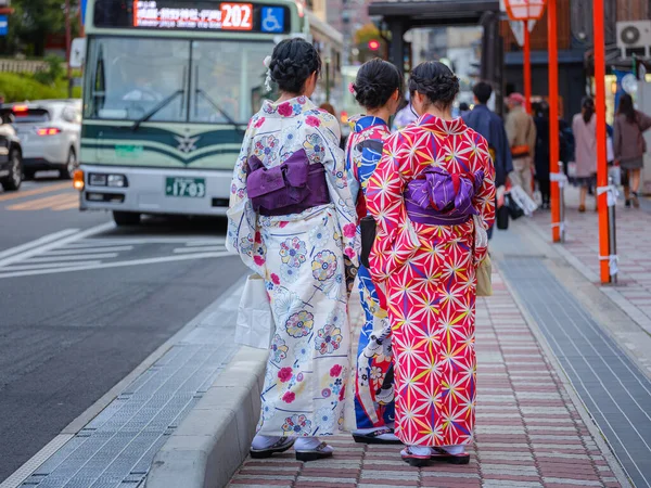 Turistas Japoneses Trajes Nacionais Caminham Pelas Ruas Kyoto Japão Arashiyama — Fotografia de Stock