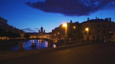 Saint Petersburg 'da beyaz gece manzarası. Yedi köprü veya Semimostie ve kiliseler