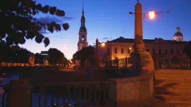 Saint Petersburg 'da beyaz gece manzarası. Yedi köprü veya Semimostie ve kiliseler