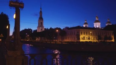 Saint Petersburg 'da beyaz gece manzarası. Yedi köprü veya Semimostie ve kiliseler