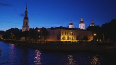 Saint Petersburg 'da beyaz gece manzarası. Yedi köprü veya Semimostie ve kiliseler