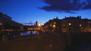 Saint Petersburg 'da beyaz gece manzarası. Yedi köprü veya Semimostie ve kiliseler