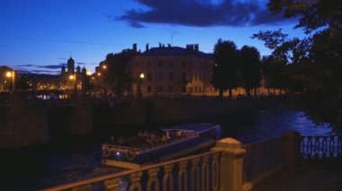 Saint Petersburg 'da beyaz gece manzarası. Yedi köprü veya Semimostie ve kiliseler