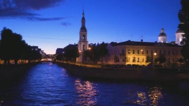 Saint Petersburg 'da beyaz gece manzarası. Yedi köprü veya Semimostie ve kiliseler