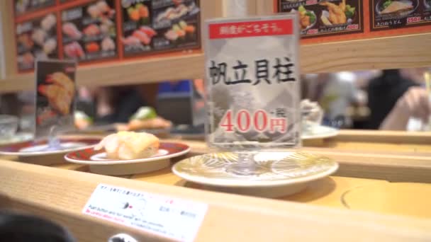 Kyoto Japan Nov 2019 Sushi Järnvägsrestaurang Med Roterande Japanska Matplåtar — Stockvideo