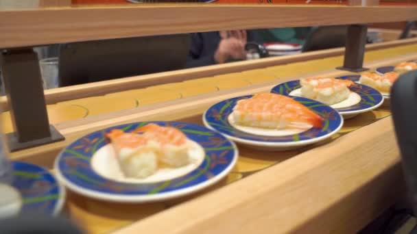 Kyoto Japan Nov 2019 Sushi Rail Restaurant Met Roterende Japanse — Stockvideo