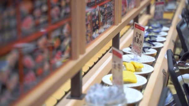 Sushi rail restaurant with rotating Japanese food plates in 4k — Stok video