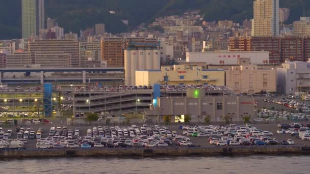 Kobe, Japan - NOV 05, 2019: En hamn med kranar i Kobe, Japan i 4k — Stockvideo