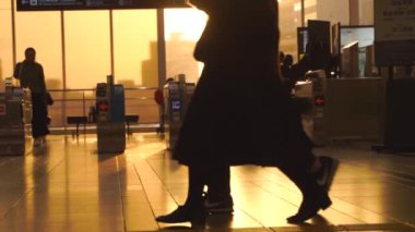 Osaka, Japonya - 11 NOV 2019: Osaka merkez istasyonunun yavaş çekim gün ışığı görüntüsü