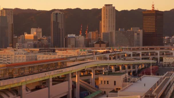 Kobe, Japan - 05. November 2019: Ein Hafen mit Kränen in Kobe, Japan in 4k — Stockvideo