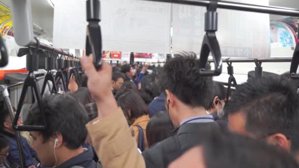 Tokió, Japán - NOV 10, 2019: Teljes földalatti metró a csúcsforgalomban metróval 4 km-re — Stock videók
