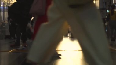 Osaka, Japonya - 11 NOV 2019: Osaka merkez istasyonunun yavaş çekim gün ışığı görüntüsü