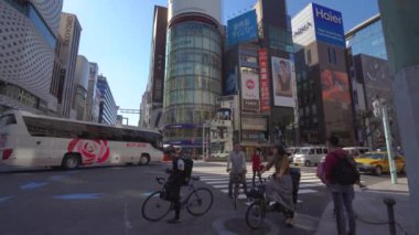 Tokyo, Japonya - NOV 10, 2019: şehrin işlek caddeleri. Shibuya alışveriş bölgesi.