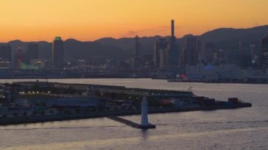 Kobe, Japonya - NOV 05, 2019: Kobe, Japonya 'da vinçleri olan bir liman