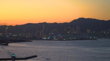 Kobe, Japonya - NOV 05, 2019: Kobe, Japonya 'da vinçleri olan bir liman