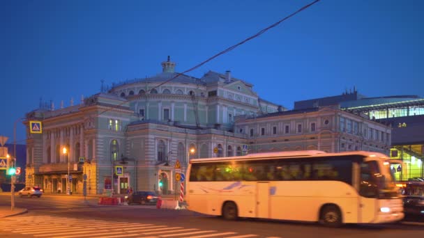 San Petersburgo, RUSIA - 17 JUL 2018: Autobús conduciendo por el Teatro Marinsky — Vídeos de Stock