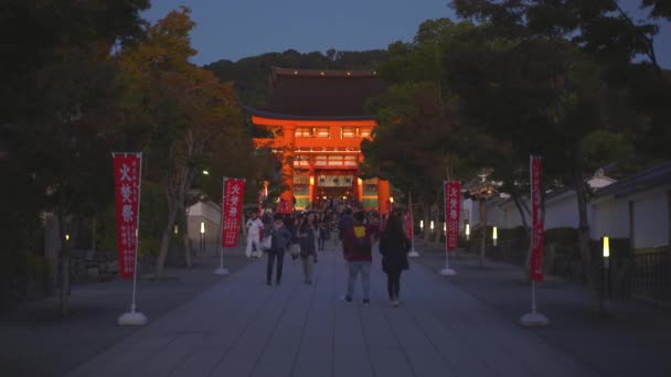 교토, 일본 - 05 NOV 2019: 4k 에 있는 후지모리 신사로 가는 사람들 — 비디오