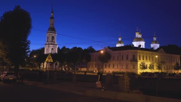 São Petersburgo, RÚSSIA - JUL 17 2018: Noites brancas vista para a cidade em 4k. Sete pontes ou Semimostie e igrejas — Vídeo de Stock