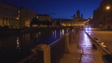 Saint Petersburg, RUSSIA - 17 Temmuz 2018: Beyaz gece şehir manzarası 4K. Yedi köprü veya Semimostie ve kiliseler