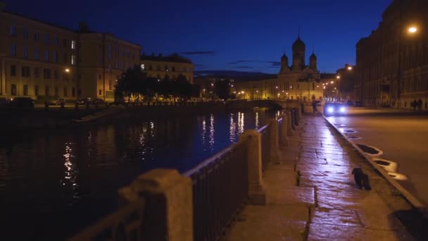 St. Petersburg, RUSSIA - JUL 17 2018: White nights city views in 4k.7座桥梁或半桥梁和教堂 — 图库视频影像