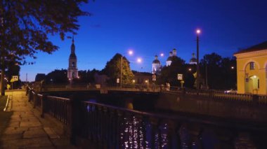 Saint Petersburg, RUSSIA - 17 Temmuz 2018: Beyaz gece şehir manzarası 4K. Yedi köprü veya Semimostie ve kiliseler