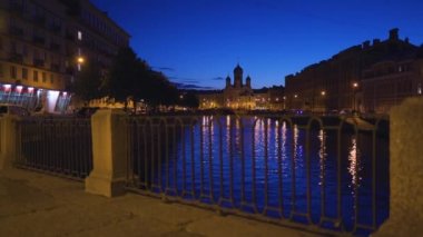 Saint Petersburg, RUSSIA - 17 Temmuz 2018: Beyaz gece şehir manzarası 4K. Yedi köprü veya Semimostie ve kiliseler