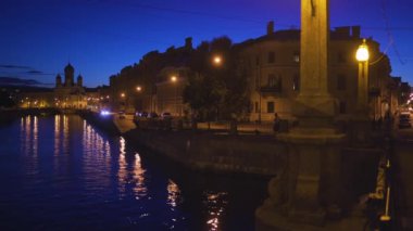 Saint Petersburg, RUSSIA - 17 Temmuz 2018: Beyaz gece şehir manzarası 4K. Yedi köprü veya Semimostie ve kiliseler
