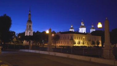 Saint Petersburg, RUSSIA - 17 Temmuz 2018: Beyaz gece şehir manzarası 4K. Yedi köprü veya Semimostie ve kiliseler