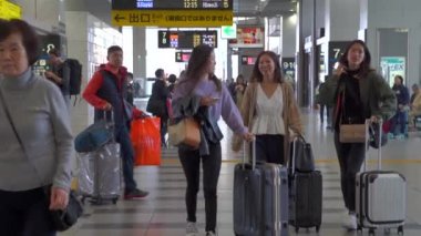 Osaka, Japonya - 11 NOV 2019: 4k içinde Osaka merkez istasyonundaki insanlar