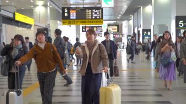 Osaka, Japonya - 11 NOV 2019: Osaka merkez istasyonundaki insanlar ağır çekimde