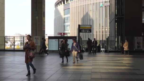 Ósaka, Japonsko - 11 NOV 2019: Lidé na hlavním nádraží Ósaka ve zpomaleném filmu — Stock video