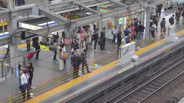 Οσάκα, Ιαπωνία - 11 NOV 2019: Οι άνθρωποι περιμένουν το τρένο στον κεντρικό σταθμό της Οσάκα σε 4k — Αρχείο Βίντεο