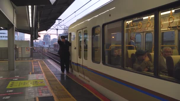 Osaka, Giappone - 11 NOV 2019: Treni e ferrovie alla stazione centrale di Osaka in 4k — Video Stock
