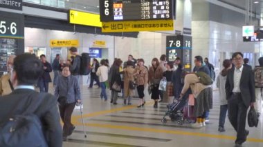 Osaka, Japonya - 11 NOV 2019: Osaka merkez istasyonundaki insanlar ağır çekimde
