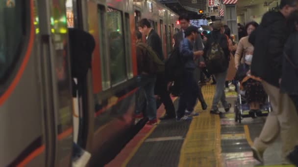 Osaka, Japão - 11 NOV 2019: Pessoas que entram e saem do trem em câmera lenta — Vídeo de Stock