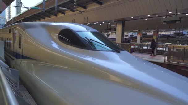 Tóquio, Japão - 09 NOV 2019: Comboio bala Shinkansen na estação ferroviária de Tóquio em 4k — Vídeo de Stock