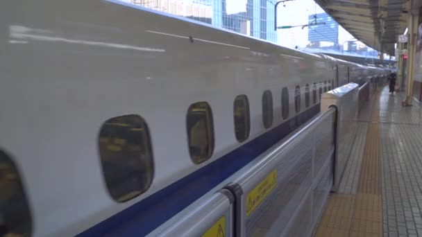 Τόκιο, Ιαπωνία - 09 NOV 2019: Shinkansen bullet train στο σιδηροδρομικό σταθμό του Τόκιο σε 4k — Αρχείο Βίντεο