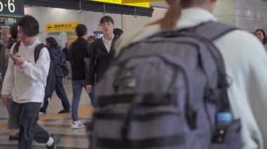 Osaka, Japonya - 11 NOV 2019: Osaka merkez istasyonundaki insanlar ağır çekimde