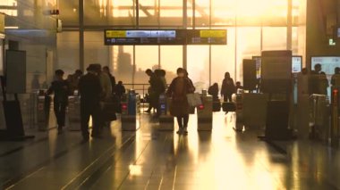 Osaka, Japonya - 11 NOV 2019: Osaka merkez istasyonunun bulanık görüntüsü