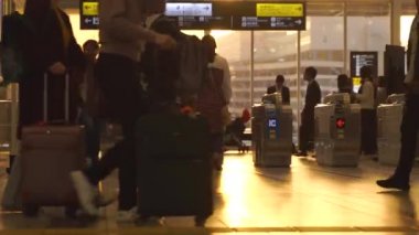 Osaka, Japonya - 11 NOV 2019: Osaka merkez istasyonunun bulanık görüntüsü