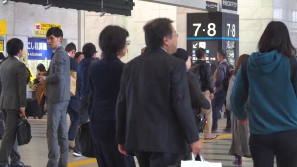 Osaka, Japonya - 11 NOV 2019: Osaka merkez istasyonundaki insanlar ağır çekimde — Stok video