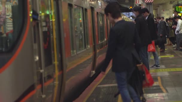 Osaka, Japão - 11 NOV 2019: Pessoas que entram e saem do trem em câmera lenta — Vídeo de Stock