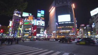 Tokyo, Japonya - NOV 10, 2019: şehrin işlek caddeleri. Shibuya 'nın gece alışveriş bölgesi.