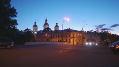 Saint Petersburg, RUSSIA - 17 Temmuz 2018: Beyaz gece şehir manzarası 4K. Yedi köprü veya Semimostie ve kiliseler