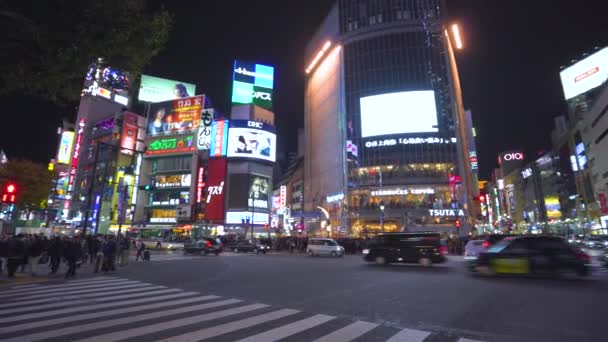 Tóquio, Japão - NOV 10, 2019: ruas movimentadas da cidade. Shibuya zona comercial à noite — Vídeo de Stock