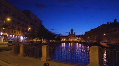 Saint Petersburg 'da beyaz gece manzarası. Yedi köprü veya Semimostie ve kiliseler