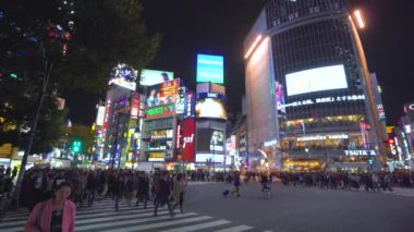Tokyo, Japonya - NOV 10, 2019: şehrin işlek caddeleri. Shibuya alışveriş bölgesi.